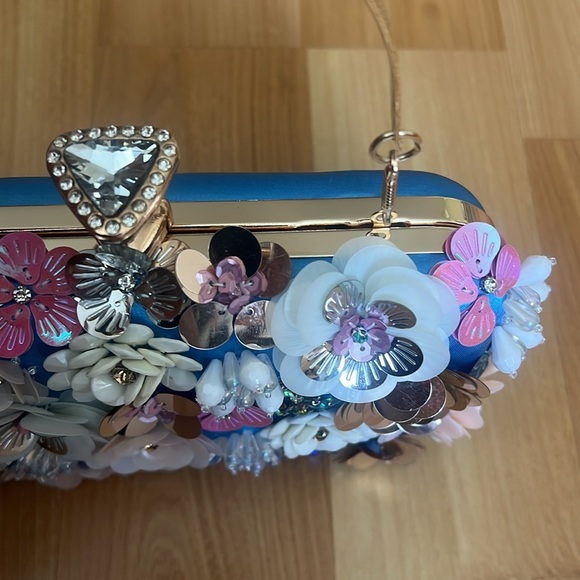 COPY - Bebe Sequenced Daisy Clutch - Picture 12 of 17